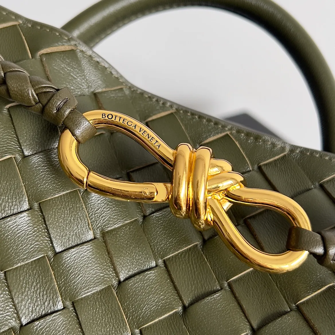 The 2023 new Andiamo batch of 1860 BV has been shipped‼ ️Really popular🔥The new Andiamo woven handbag launched by Bottega Veneta this season is really popular all over the world! ! Celebrities at home and abroad have worn it, and Oscar-winning actress Michelle Yeoh has taken it out on the street. Song Jia, Trai Yara, Yu Feihong, Sanji Ayaka, Rosie Hunting-Whiteley, Yoshioka Riho, etc. have all picked up this bag. It is classic and versatile, showing off its temperament, and the bag capacity is also large, which is very convenient for daily commuting! ! A variety of carrying methods, the shoulder straps can be adjusted by yourself, the original lambskin feels soft and delicate, and the neutral style is made to break gender boundaries and bring a more practical and longer-lasting use experience. Andiamo, which has both elegant and casual styles, perfectly interprets the true appearance of "fashionable old money style". Style number: 743568 Size: 25*22*10.5cm